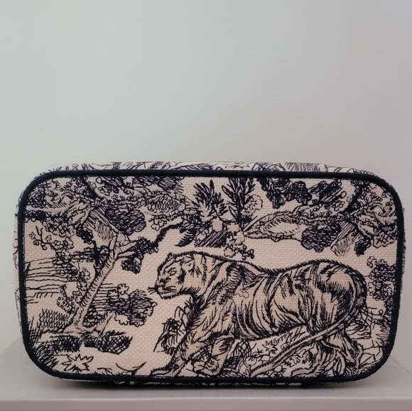 Authentic DiorTravel 2021 Vanity Case - Picture 6 of 8